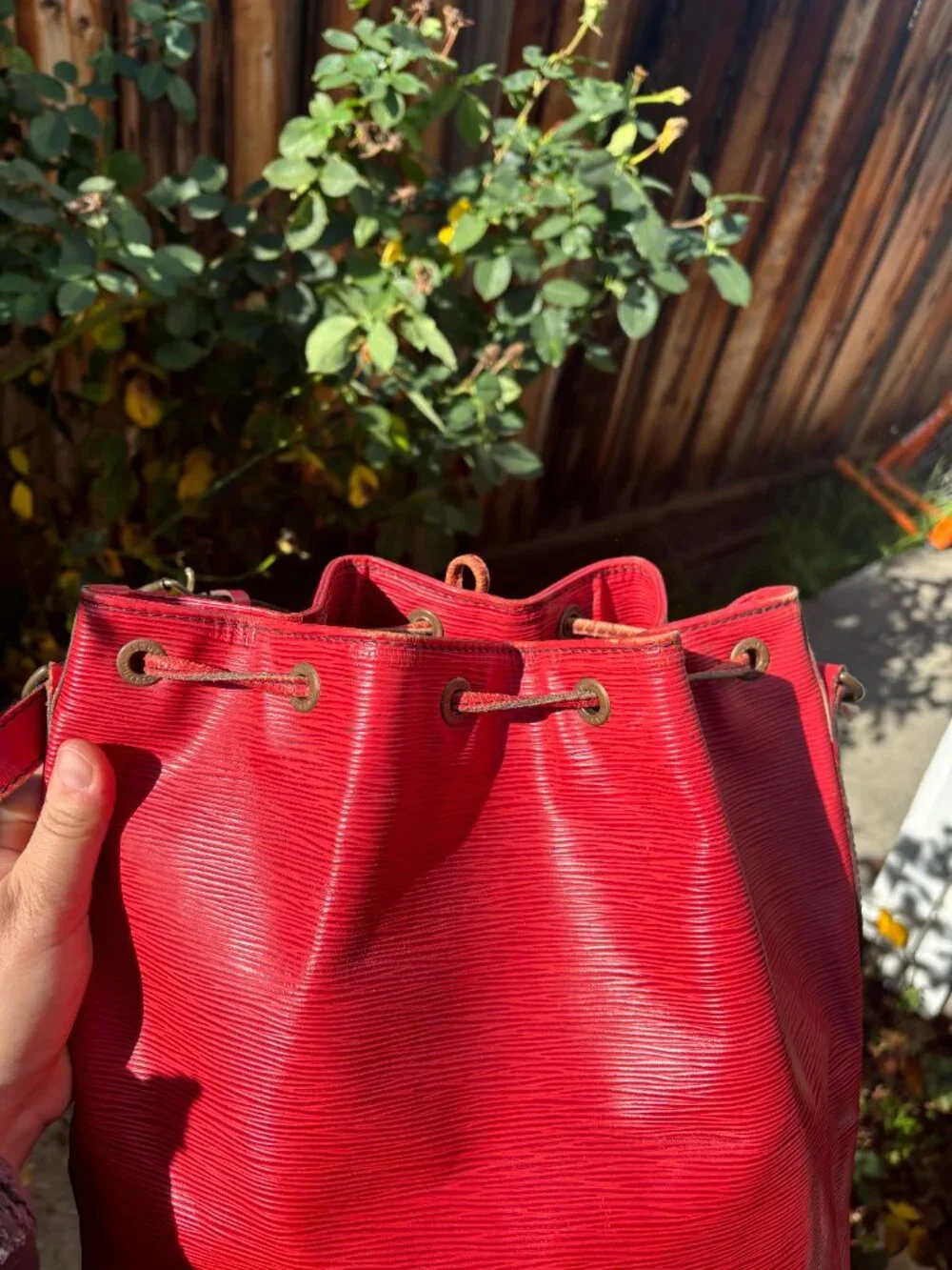 Authentic Louis Vuitton Red Neo Shoulder EPI RED - Picture 9 of 16